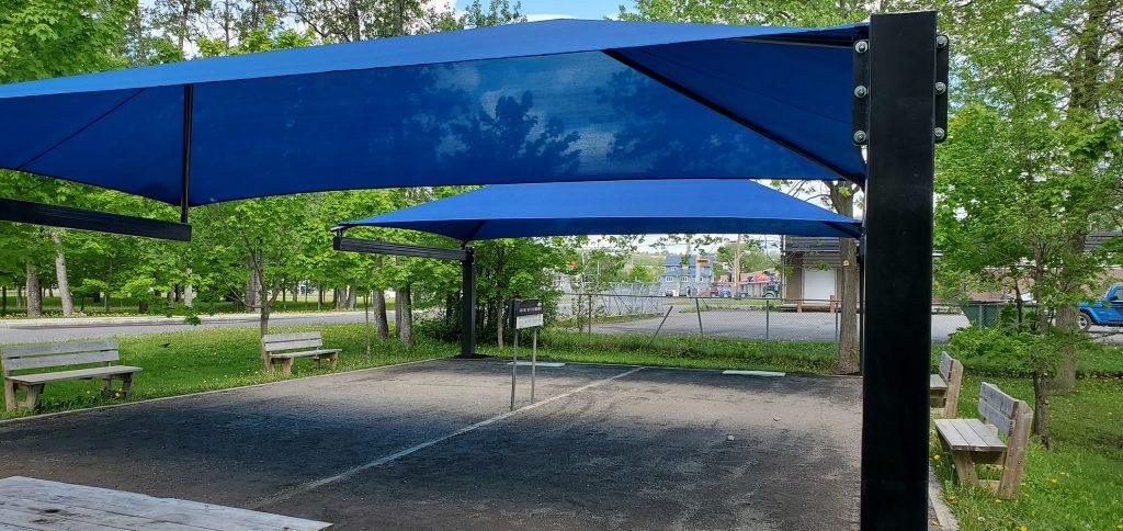 Abri de toiles au parc MArcel-Rioux pour la pétanque_Ville d'Amqui